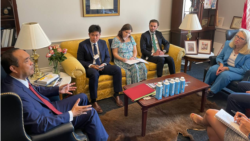 ឯកអគ្គរាជទូត​កម្ពុជា​លោក​ ជុំ​ ស៊ុនរី​ ជួប​ជាមួយ​សមាជិក​សភា​អ្នកស្រី​ Carol Miller មក​ពី​រដ្ឋ​ West Virginia នៃ​សហរដ្ឋ​អាមេរិក​នៅ​វិមាន​សភារដ្ឋធានី​វ៉ាស៊ីនតោន​កាល​ពី​ថ្ងៃ​ទី២៧​ ខែកក្កដា ឆ្នាំ២០២១។ (រូបថត​ផ្តល់​ឱ្យ​ដោយ​ស្ថានទូត​កម្ពុជា​ប្រចាំ​នៅ​រដ្ឋធានីវ៉ាស៊ីនតោន)