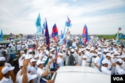 ទិដ្ឋភាព​ទូទៅ​ថ្ងៃ​ដំបូងនៃយុទ្ធនាការ​ឃោសនា​រក​សំលេងឆ្នោត​របស់​គណបក្សសង្គ្រោះ​ជាតិ​ ​ដែលមាន​សកម្មជន​ និង​អ្នកគាំទ្រជា​ច្រើន​ពាន់នាក់​ចូលរួម នៅរាជ​ធានីភ្នំពេញ​ ថ្ងៃទី​ ២០​ ខែ​ឧសភា​ ឆ្នាំ២០១៧។ (ខាន់​ សុគុំ​មនោ​/ VOA)