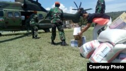 Distribusi bantuan logistik bagi warga terdampak bencana gempa menggunakan Helikopter TNI AU di lapangan desa Bolapapu, Kecamatan Kulawi, Sulawesi Tengah (Foto courtesy: Posko Gabungan Karanjalemba)