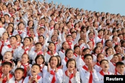 朝鲜中央通讯社发布的照片显示,朝鲜领导人金正恩到场时,朝鲜的少年们欢呼