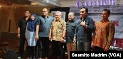 Ketua Komisi Pemilihan Umum ( KPU) Arief Budiman dan anggota Bawaslu, M Afifuddin, bersama sejumlah politikus saat diskusi "Silent Killer Pemilu Serentak 2019" di Jakarta, Sabtu, 27 April 2019. (Foto: Sasmito Madrim/VOA)