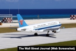 Máy bay của hãng hàng không dân dụng China Southern Airlines hạ cánh xuống đường bay Trung Quốc mới xây dựng trên Đá Chữ Thập ở Trường Sa hôm 6/1/2016.