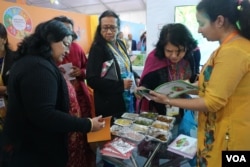 ការ​ដាក់​តាំង​បង្ហាញ​អំពី​អាហារូបត្ថម្ភ ​ដើម្បី​បង្កើន​ការ​យល់​ដឹង​ដល់​អ្នកចូល​រួមក្នុងវេទិកា​ស្តីអំពី​សុខភាពមាតា ទារក និងកុមារ ដែល​ប្រព្រឹត្ត​ទៅ​ក្នុង​ទីក្រុង​ញូវ​ដេលី ប្រទេស​ឥណ្ឌា នៅ​ថ្ងៃ​ទី​១២ ខែធ្នូ ឆ្នាំ២០១៨។ (កាន់​ វិច្ឆិកា/VOA)