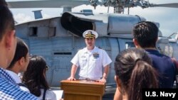 美国“蒙哥马利号”濒海战舰(USS Montgomery)舰长爱德华·罗索(Edward Rosso）2019年7月8日在新加坡接待媒体采访（美国海军图片）