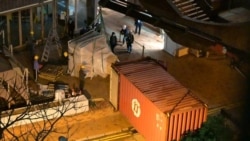 2021年12月22日夜间，校园内的国殇之柱组件由货柜车从港大运走。（Galileo Cheng/HK Frontline Media ）