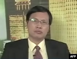 胡星斗教授(资料照片)