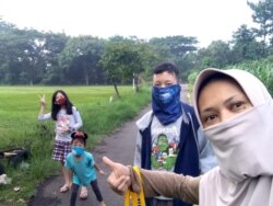 Fikha Lismasari bersama tiga buah hatinya. (Foto courtesy: pribadi)