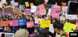 Para peserta "Women's March" menuntut segera disahkannya RUU-PKS (kini: TPKS) dalam aksi di Jakarta. (Foto: VOA/Sasmito)