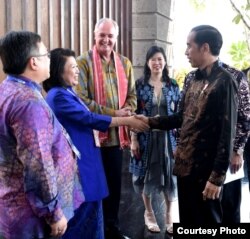 Presiden Joko Widodo berjabat tangan dengan tamu undangan yang hadir di "Bali Fintech" di sela-sela Pertemuan Tahunan IMF-Bank Dunia, 11 Oktober 2018. (Foto courtesy: Setpres RI).
