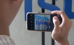 Para peserta Pesantren Kilat Milenial Islami sedang belajar membuat vlog atau video blog bertema toleransi dan Islam damai, sebagai salah materi pesantren kilat, di Pesantren Bayt Al Quran, Pondok Cabe, Tangerang Selatan, 25 Mei 2018. (Foto: VOA/Ahadian Utama)