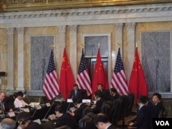 美财长雅各布•卢在美国财政部举行的美中经济对话开幕式上致辞时说：“我们的任务很明确。美中必须共同努力以确保有利于可持续的，能够创造就业，及利于发展的国际经济和金融环境。”