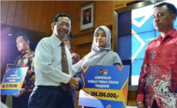 Menteri Koordinator Bidang Politik, Hukum, dan Keamanan Mahfud MD memberikan bantuan kompensasi kepada empat korban serangan teroris