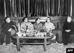 1956年，西藏的两位精神领袖班禅喇嘛（左2）和达赖喇嘛（右2）和中华人民共和国主席毛泽东、国务院总理周恩来和刘少奇（右）在北京。