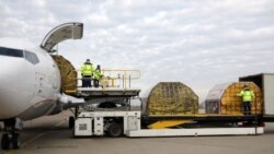 Na beogradski aerodrom stigao je prvi kontingent vakcina protiv Kovida 19