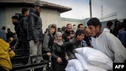 Seorang pria Palestina mengangkut karung bantuan kemanusiaan di pusat distribusi Badan Bantuan dan Pekerjaan PBB untuk Pengungsi Palestina (UNRWA), di Rafah di selatan Jalur Gaza pada 3 Maret 2024. (Foto: AFP)