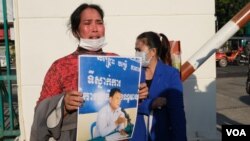 Istri Kak Kumphea, Prum Chantha, berbicara kepada wartawan di depan Pengadilan Negeri Phnom Penh pada 14 Januari 2021. (Malis Tum/VOA Khmer)