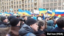 在2014年3月15日的莫斯科大规模示威游行中，人们抗议俄罗斯吞并克里米亚并支持乌克兰，集会现场可看到许多乌克兰国旗。(美国之音白桦拍摄)