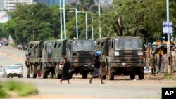 Tentara Zimbabwe dikerahkan di lokasi bentrokan antara polisi dan pengunjuk rasa di Harare, 14 Januari 2019.