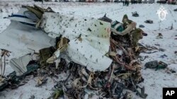 រូបភាពដកស្រង់ពីវីដេអូបង្ហាញ​បំណែក​យន្តហោះ​រុស្ស៊ី​ដែលបាន​ធ្លាក់​នៅ​តំបន់ Belgorod កាលពីថ្ងៃទី២៥ ខែមករា ឆ្នាំ២០២៤។ (Russian Investigative Committee via AP)