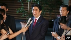 日本首相安倍晋三向记者发表谈话。