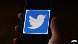 Logo Twitter di sebuah ponsel di Arlington, Virginia, 27 Mei 2020