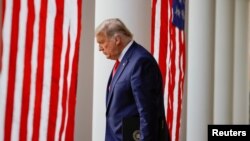Presiden AS Donald Trump berjalan menyusuri barisan tiang Sayap Barat dari Oval Office ke Rose Garden untuk berbicara kepada pers, di Gedung Putih di Washington, 13 November 2020. (Foto: Reuters)