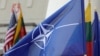2023年7月9日，在立陶宛维尔纽斯，距离7月11日至12日的北约峰会仅剩几天，北约和立陶宛国旗在那里飘扬。（法新社/PETRAS MALUKAS摄）