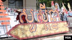 In this file photo taken on March 31, 2017, workers installed a banner of Khmer New Year, in Phnom Penh. (Hean Socheata/VOA Khmer) 