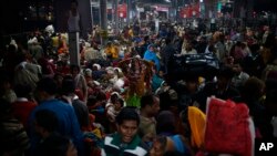 Ribuan orang menunggu kereta yang akan membawa mereka kembali ke daerah tempat tinggal mereka setelah menghadiri puncak acara festival terbesar Hindu, Maha Kumb di Allahabad, India, 10 February 2013. Dilaporkan sedikitnya 36 tewas terinjak-injak pada festival Gangga ini. (AP Photo/Saurabh Das).