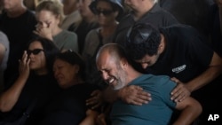 Sejumlah pelayat menghadiri pemakaman seorang warga Israel yang tewas dibunuh militan Hamas di tempat pemakaman di Holon, Israel, pada 17 Oktober 2023. (Foto: AP/Petros Giannakouris)