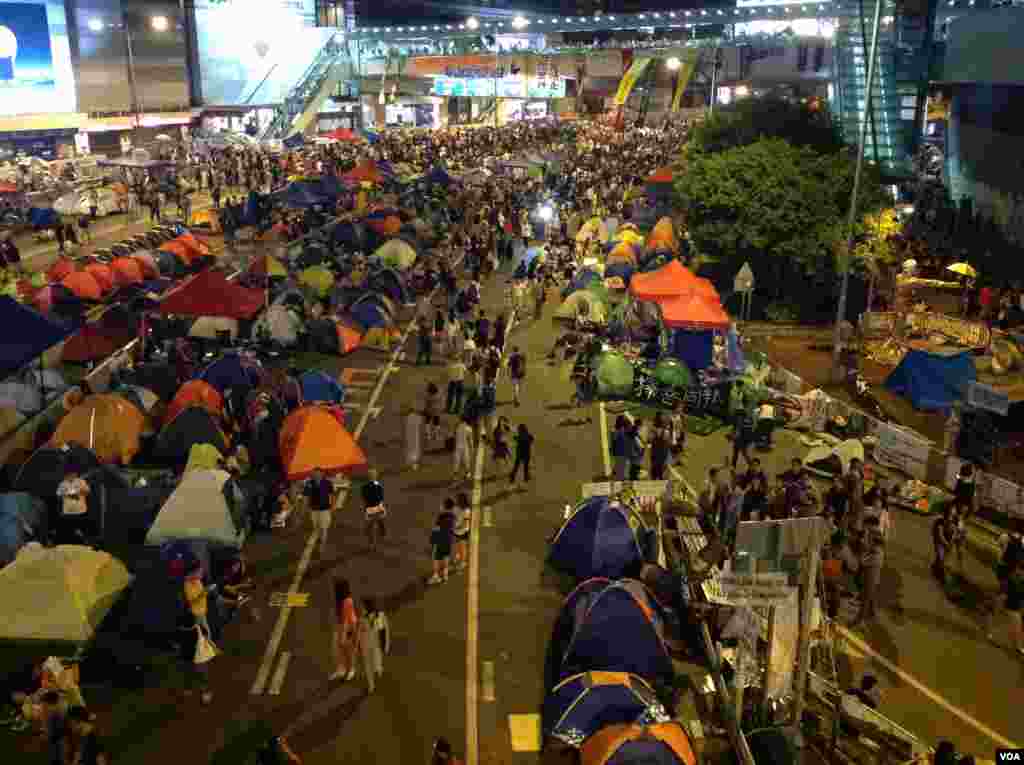 数以千计市民学生周日继续坚守金钟占领区（美国之音海彦拍摄）