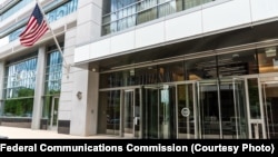资料照：位于华盛顿哥伦比亚特区的美国联邦通信委员会(FCC)总部的正门。（2021年5月）