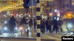 2024 年 11 月 8 日，以色列足球队粉丝和荷兰青年在荷兰阿姆斯特丹中央火车站附近发生冲突。此图取自社媒体视频。