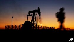 Pompa angguk minyak di lapangan minyak Sakhir, Bahrain, 18 Januari 2016. 