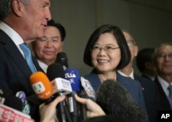 台湾总统蔡英文和台湾美国商会主席迈克尔·斯普林特（左）2019年7月12日在纽约美国台湾商业峰会上。