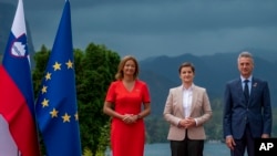 Premijerka Srbije Ana Brnabić (u sredini) na Bledu sa Tanjom Fajon, šeficom diplomatije Slovenije i Robertom Golobom, predsednikom vlade te države (Foto: Bostjan Podlogar/Slovenian Government Press Service via AP)