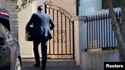 澳大利亚一名联邦安全官员进入新南威尔士州议员肖凯• 莫索曼的住所进行搜查。(2020年6月26日)