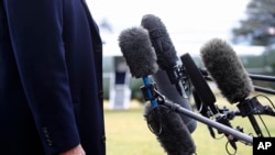 ARHIVA - Predsednik Donald Tramp stoji ispred mikrofona obraćajući se novinarima u Beloj kući, 7. februara 2020. (Foto: AP/Patrick Semansky)