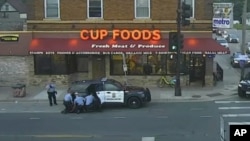 资料照片: 监控录像显示肖文等四名明尼阿波利斯警察试图逮捕弗洛伊德。(2020年5月25日)