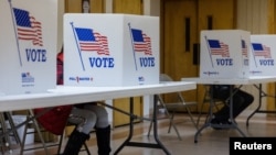 Glasanje na biračkom mjestu u Pensilvaniji, na predsjedničkim izborima 5. novembra (Foto: REUTERS/Jeenah Moon)