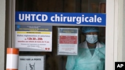 Seorang pekerja medis di sebuah rumah sakit di Rennes, Perancis, 1 April 2020.