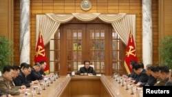Pemimpin Korea Utara Kim Jong Un (tengah) menghadiri pertemuan biro politik Partai Buruh Korea (WPK) di Pyongyang, Korea Utara, pada 1 Desember 2021. (Foto: KCNA via Reuters