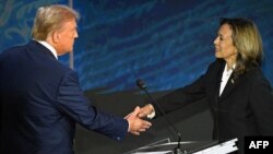 Bivši predsesdnik Donald Tramp i potpredsednica Kamala Haris se rukuju na početku predsedničke debate u Filadelfiji, 10 septembra 2024. 