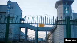 资料照片：新疆大阪城一处中国官方称为职业技能教育培训中心的外层围栏。（2018年9月4日）