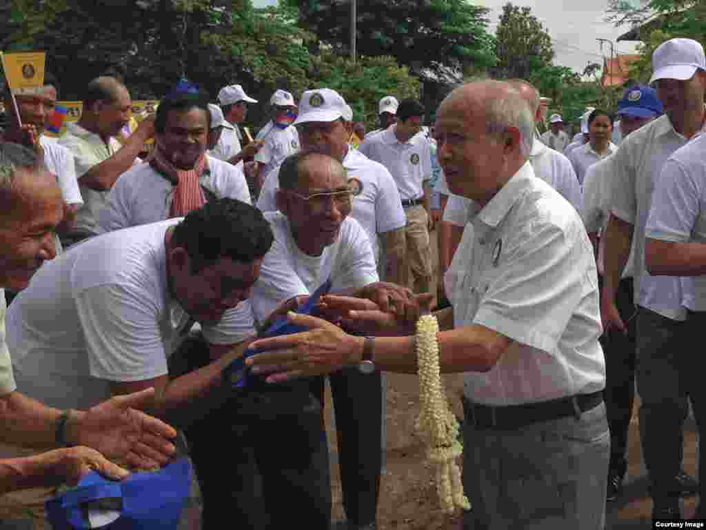 ព្រះអង្គ​ម្ចាស់​ ​នរោត្តម រណឫទ្ធិ​ ​ប្រធាន​គណបក្ស​រាជា​និយម​ហ៊្វុនស៊ីនប៉ិច ទទួល​ស្វាគមន៍​ដោយ​អ្នកគាំទ្រ​របស់​ព្រះអង្គ​ក្នុង​ខេត្ត​កំពង់ចាម​ អំឡុង​ពេលឃោសនា​ បោះឆ្នោតឃុំ-សង្កាត់កាពីថ្ងៃ​ថ្ងៃសៅរ៍ទី​២០ខែ​ឧសភាឆ្នាំ​២០១៧។។​ (រូបភាព​អ្នកសារព័ត៌មាន​ក្នុងស្រុក)
