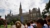 Calon siswa melakukan tur di kampus Universitas Georgetown di Washington, 10 Juli 2013. Pemerintah federal telah mendakwa pelatih perguruan tinggi dan lainnya dalam kasus suap penerimaan mahasiswa. (Foto: AP/Jacquelyn Martin)