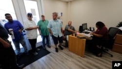 路易斯安那州的下岗工人在他们工作的钢厂突然关闭后排队找工作。(2019年10月1日）