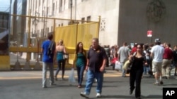 世贸中心纪念园正式开园前已有游人参观