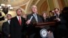 Pemimpin mayoritas Senat AS, Senator Mitch McConnell dan beberapa Senator memberikan keterangn pers di Capitol Hill (foto: dok). 