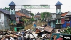Perumahan warga Jakarta di pinggiran sungai Ciliwung yang sering dilanda banjir (foto: dok).